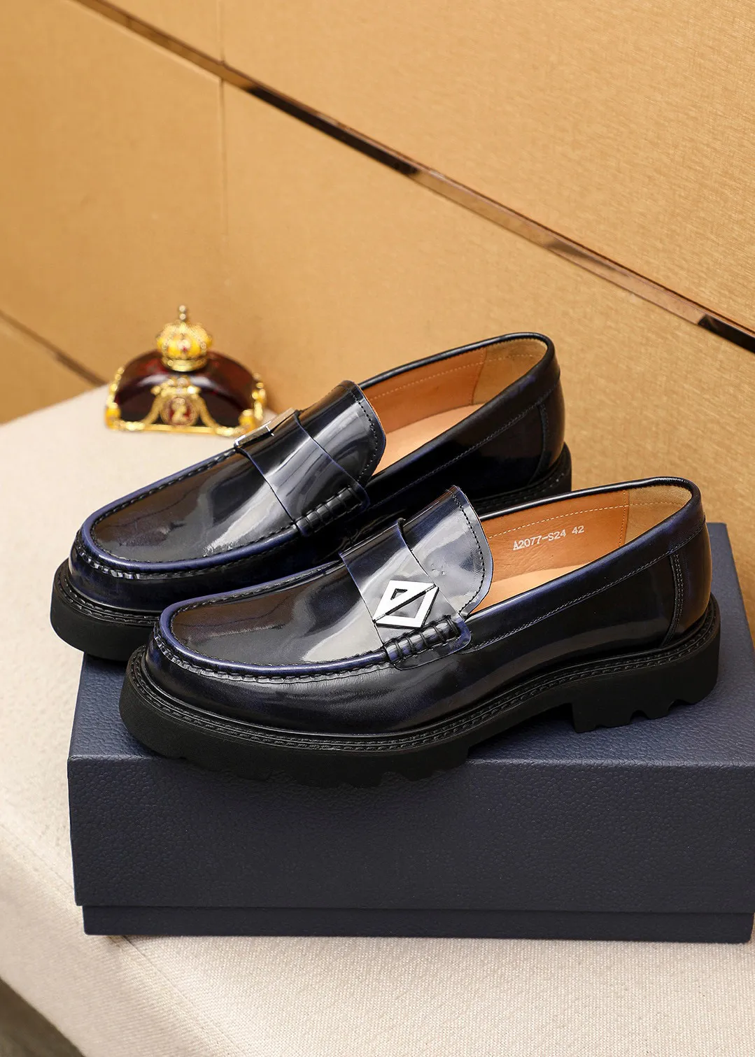 Men's shoes 💰480 💐 Product trademark: Dior "Dior" casual leather shoes Regular size: 39-44 (45🉑️customized) Product materials: Selected Italian imported first-layer beaded cowhide upper + classic hardware buckle, imported water-dyed 🐂 cowhide lining. Strong three-dimensional visual effect, original outsole Color: 3⃣️colors available